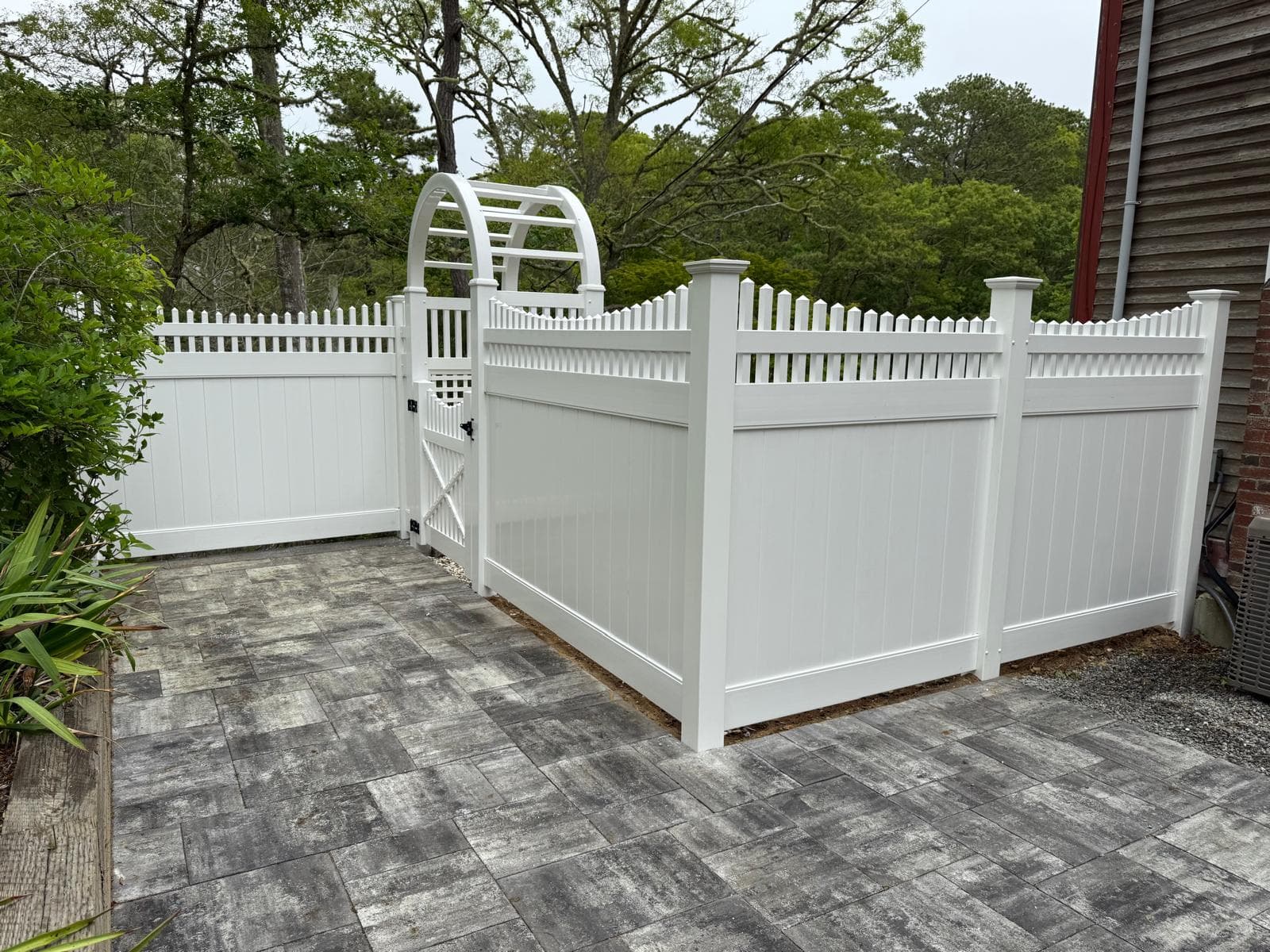 Aluminum fence line with powder-coated finish resisting rust and salt air near the South Shore coast